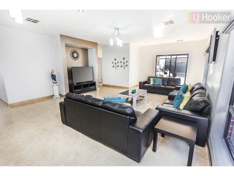 17 Biltmore Crescent, Roxburgh Park VIC 3064