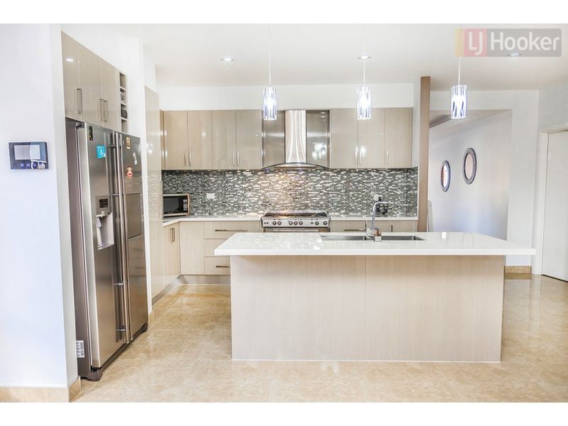 17 Biltmore Crescent, Roxburgh Park VIC 3064