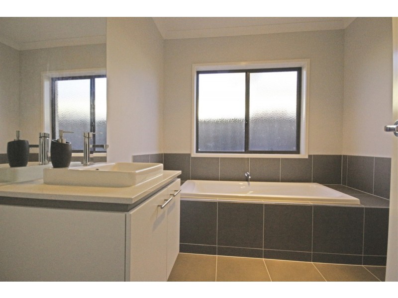 12 Calm Avenue, Craigieburn VIC 3064