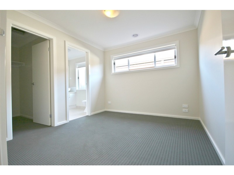 28 Loudon Circuit, Craigieburn VIC 3064