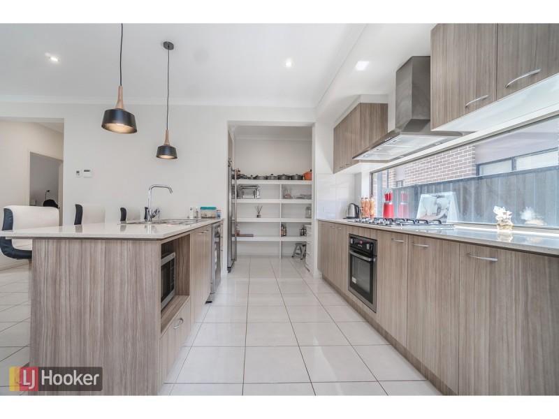 10 Scoria Circuit, Craigieburn VIC 3064