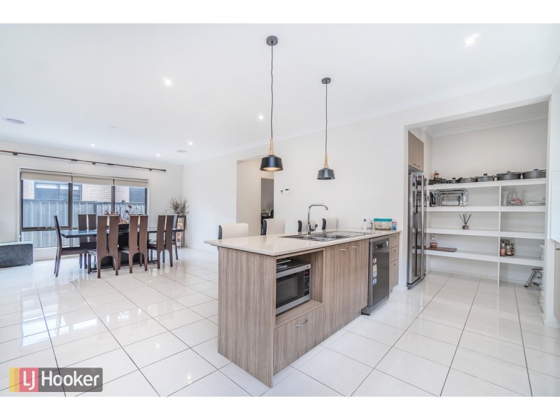 10 Scoria Circuit, Craigieburn VIC 3064