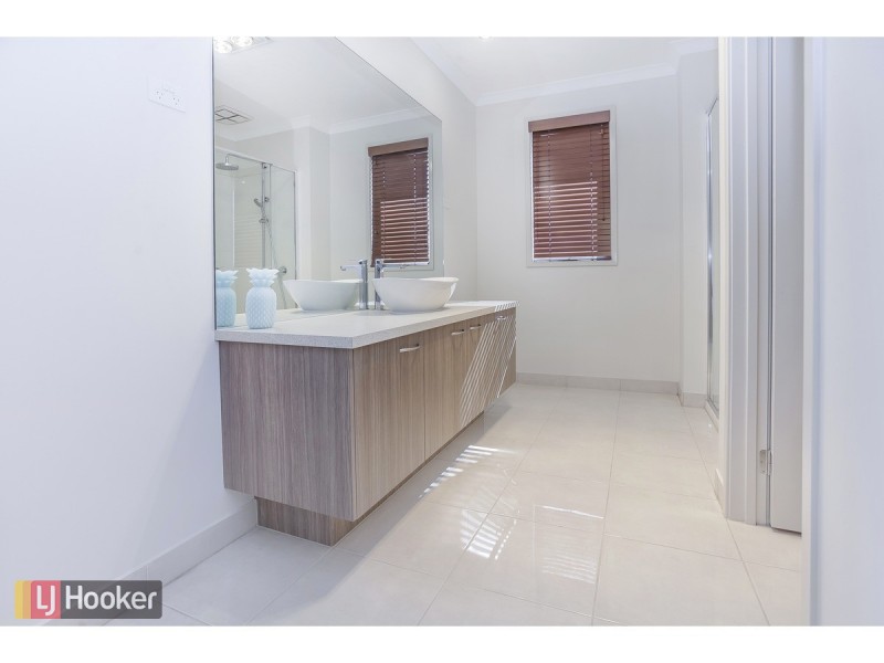 10 Scoria Circuit, Craigieburn VIC 3064