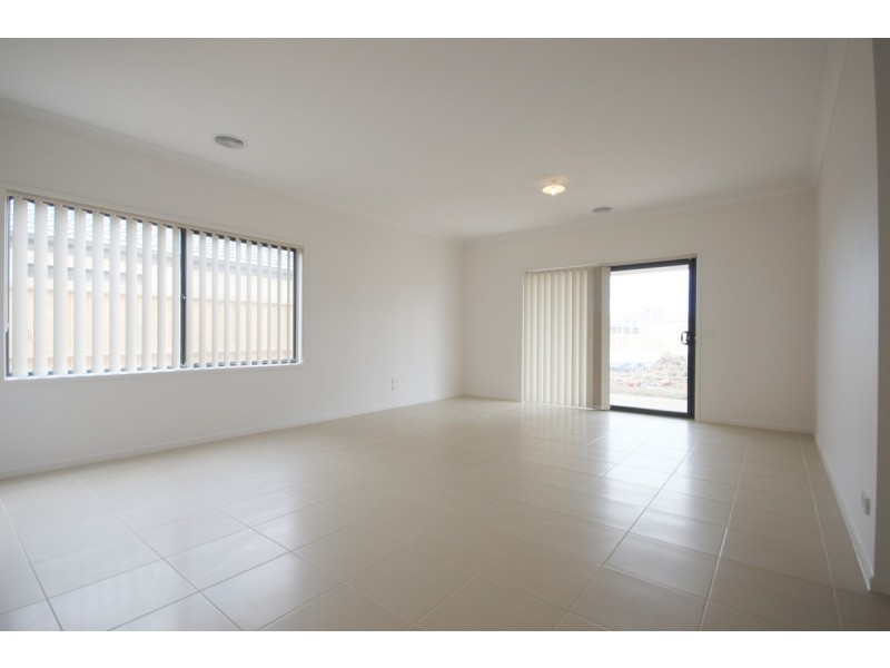 9 Astbury Crescent, Mickleham VIC 3064