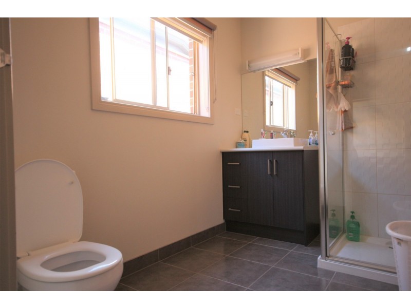 8 Farrell Street, Craigieburn VIC 3064