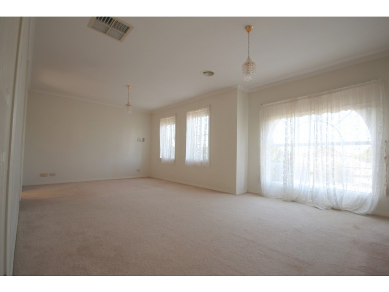 4 McNamara Avenue, Roxburgh Park VIC 3064