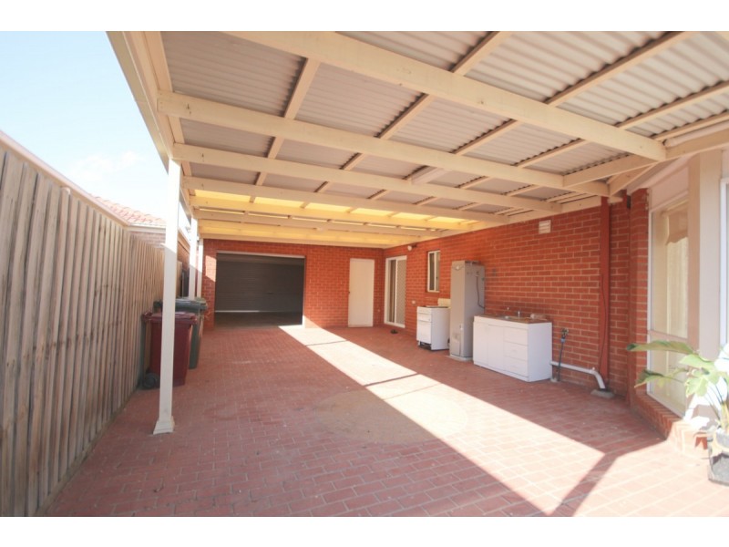 4 McNamara Avenue, Roxburgh Park VIC 3064