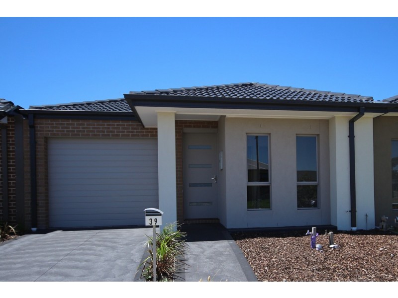 39 Dahlia Crescent, Mickleham VIC 3064