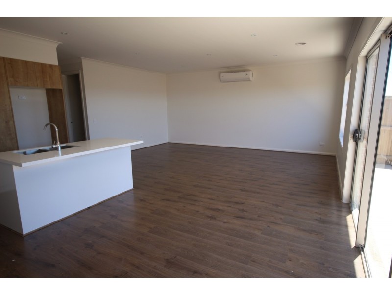 39 Dahlia Crescent, Mickleham VIC 3064