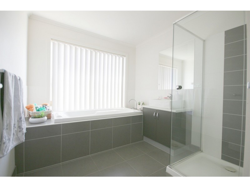 2 Korab Place, Roxburgh Park VIC 3064