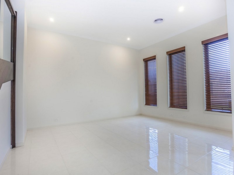 10 Scoria Circuit, Craigieburn VIC 3064