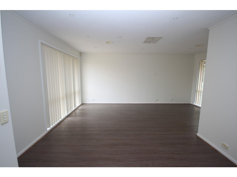 1 Pinnock Avenue, Roxburgh Park VIC 3064