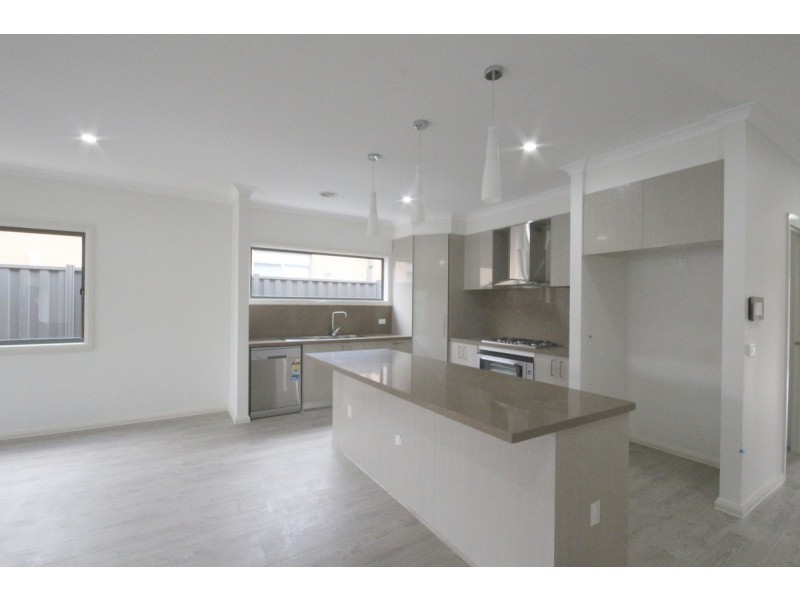 74 Everglade Crescent, Roxburgh Park VIC 3064