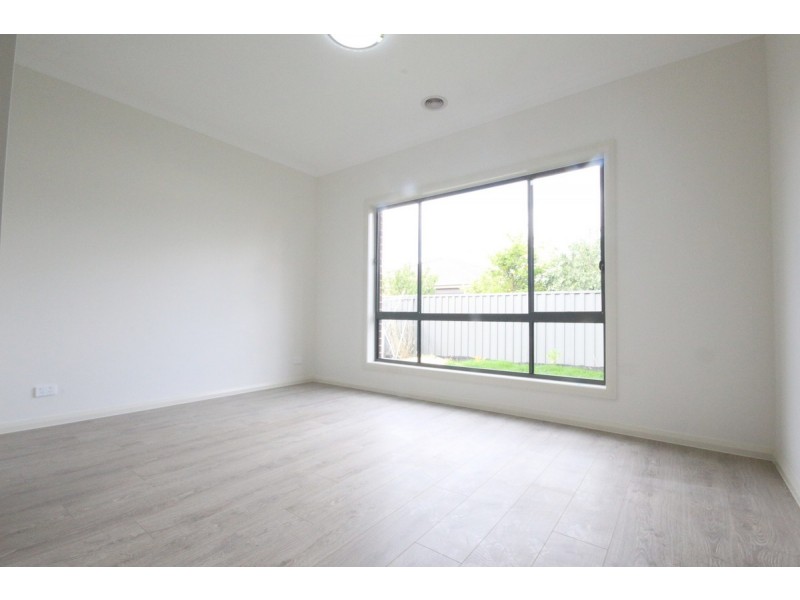 74 Everglade Crescent, Roxburgh Park VIC 3064