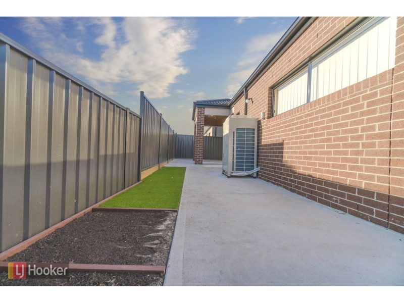 31 Quarter Street, Roxburgh Park VIC 3064