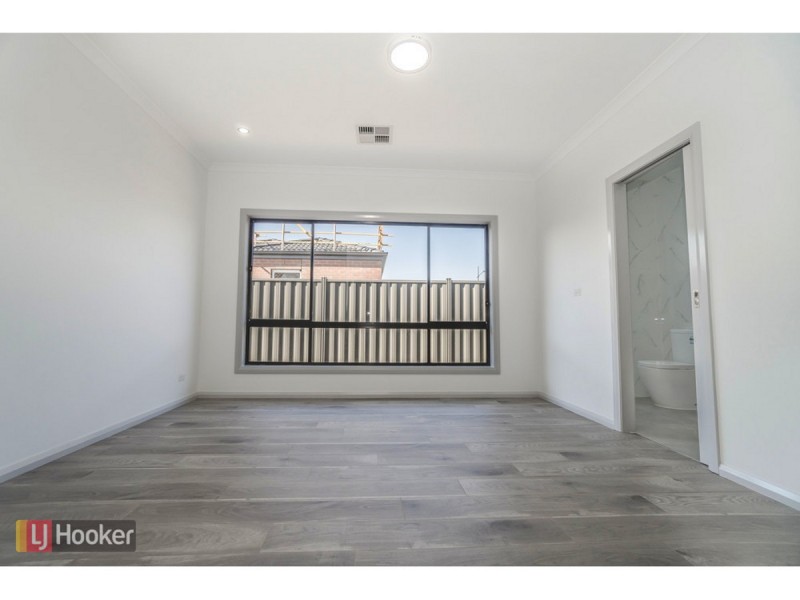 32 Quarter Street, Roxburgh Park VIC 3064