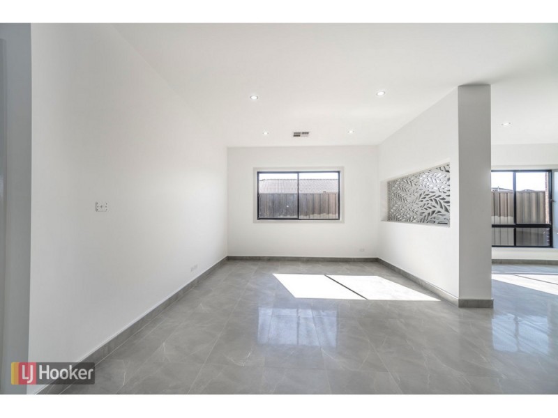 32 Quarter Street, Roxburgh Park VIC 3064