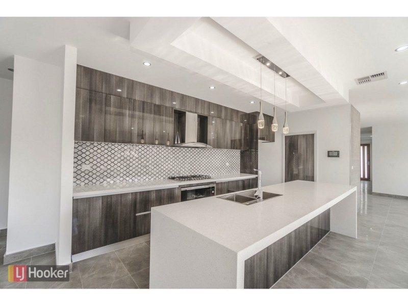 32 Quarter Street, Roxburgh Park VIC 3064