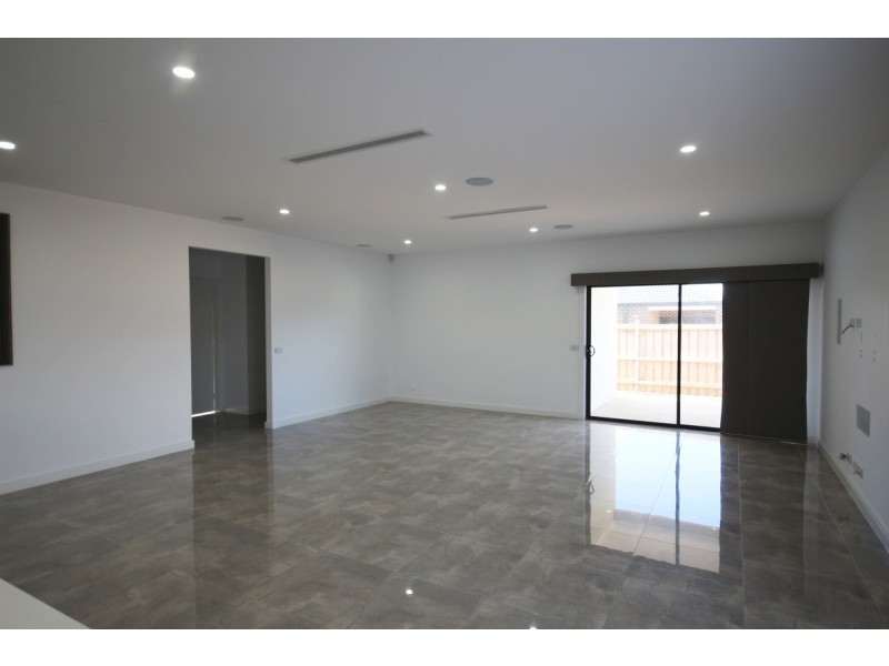 45 Upthorpe Loop, Mickleham VIC 3064