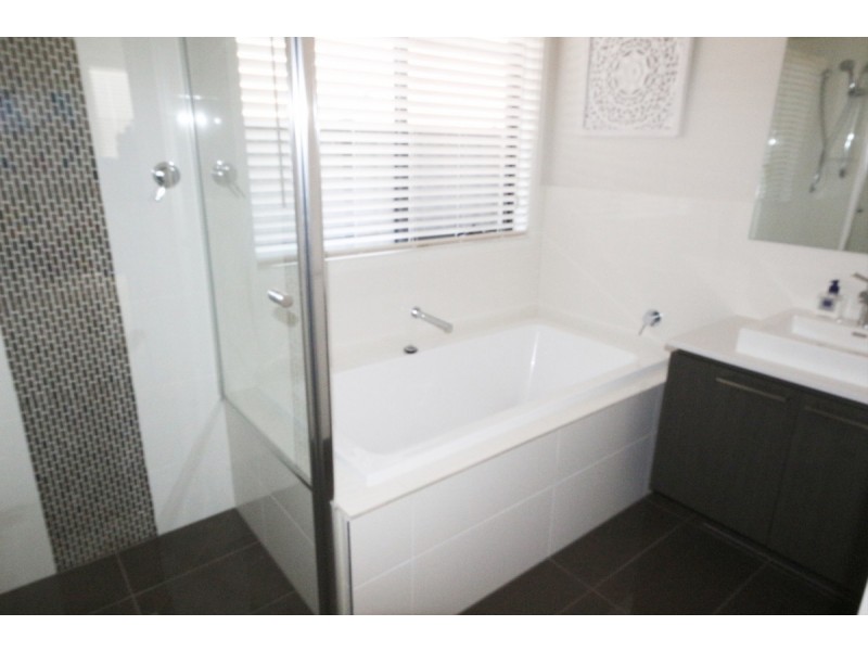 27 Bluebell Drive, Craigieburn VIC 3064