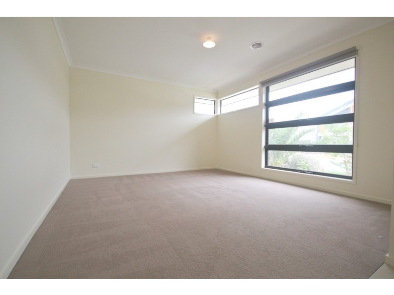 33 Clarendon Avenue, Craigieburn VIC 3064