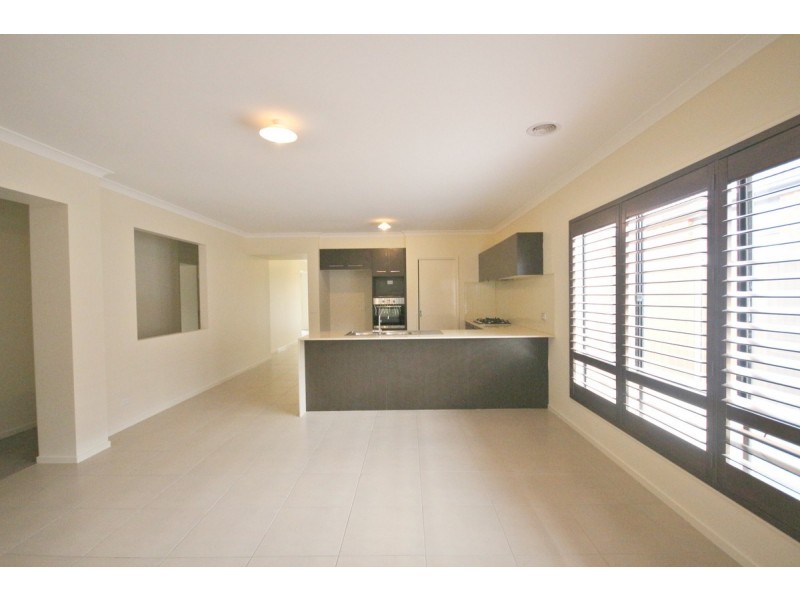 33 Clarendon Avenue, Craigieburn VIC 3064