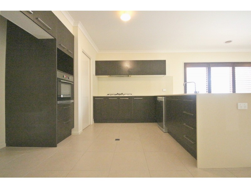 33 Clarendon Avenue, Craigieburn VIC 3064