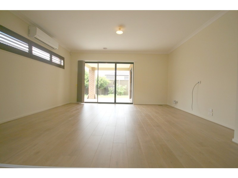 33 Clarendon Avenue, Craigieburn VIC 3064