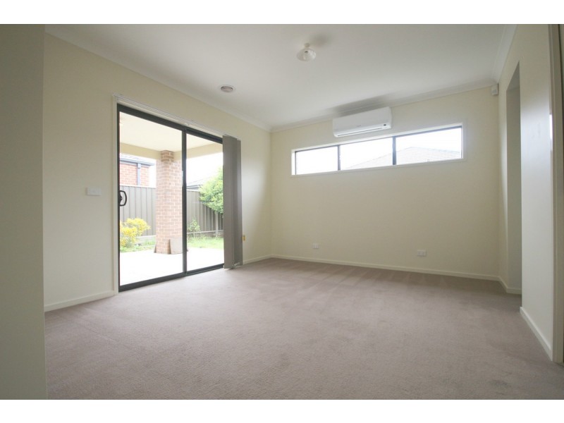 33 Clarendon Avenue, Craigieburn VIC 3064