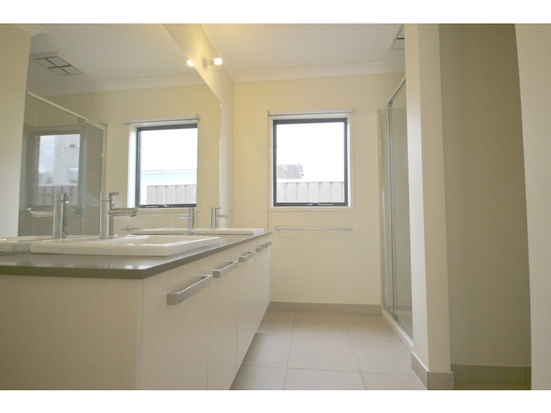 33 Clarendon Avenue, Craigieburn VIC 3064