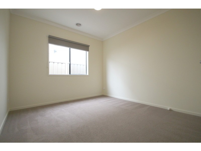 33 Clarendon Avenue, Craigieburn VIC 3064