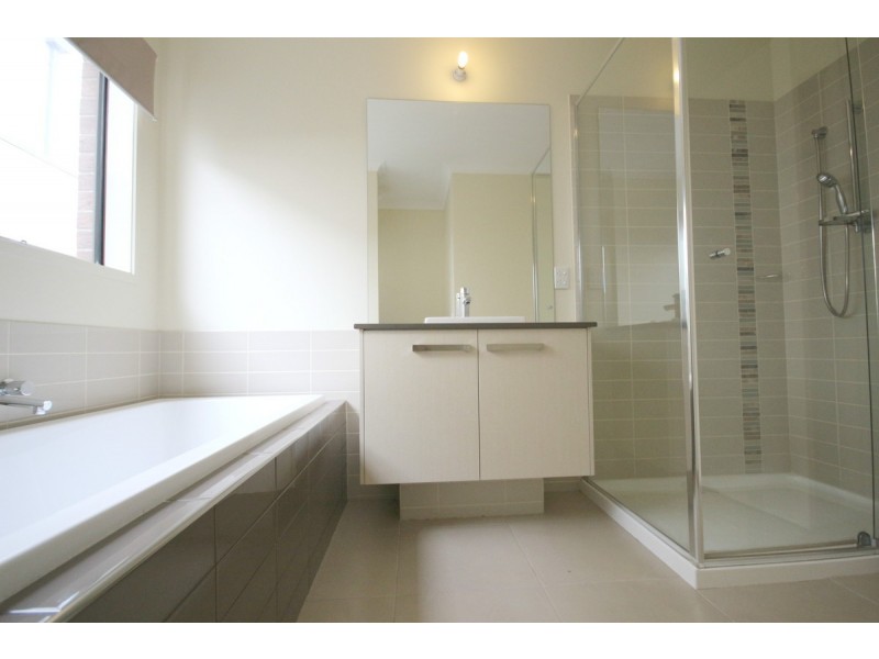 33 Clarendon Avenue, Craigieburn VIC 3064