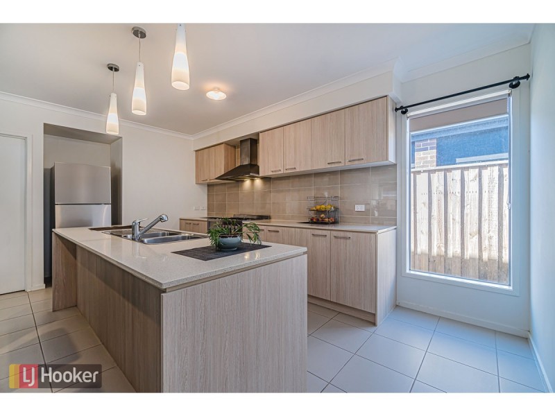 16 Degraves Street, Mickleham VIC 3064