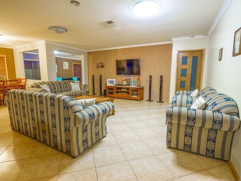 17 Villawood Avenue, Roxburgh Park VIC 3064