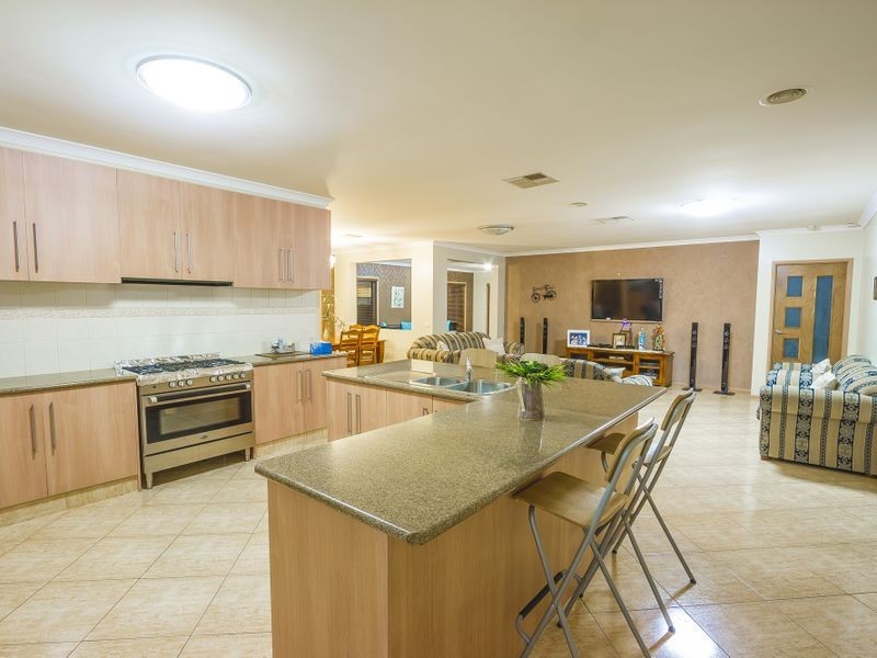 17 Villawood Avenue, Roxburgh Park VIC 3064