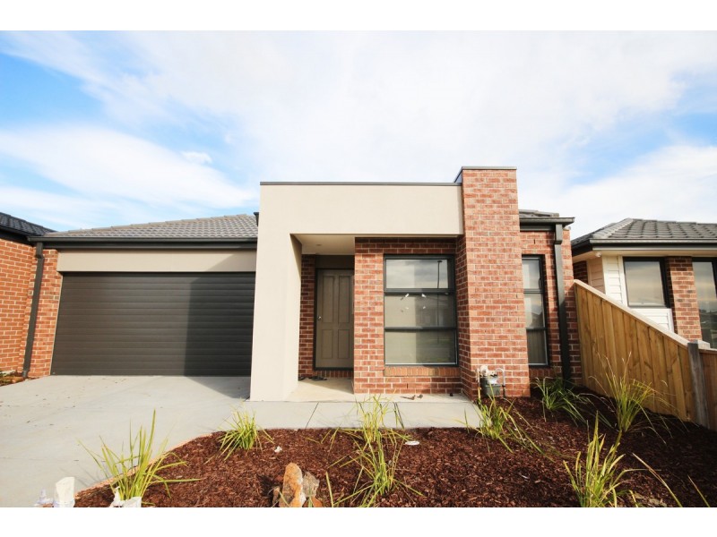 18 Hockley Avenue, Mickleham VIC 3064