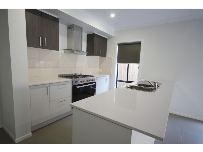 18 Hockley Avenue, Mickleham VIC 3064