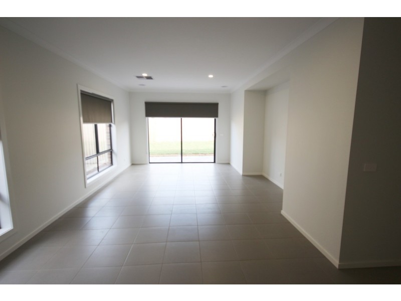 18 Hockley Avenue, Mickleham VIC 3064