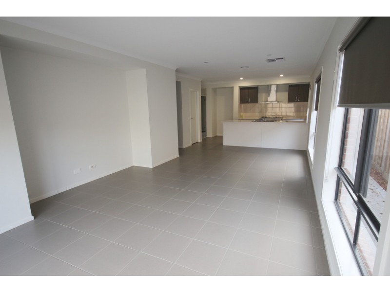 18 Hockley Avenue, Mickleham VIC 3064