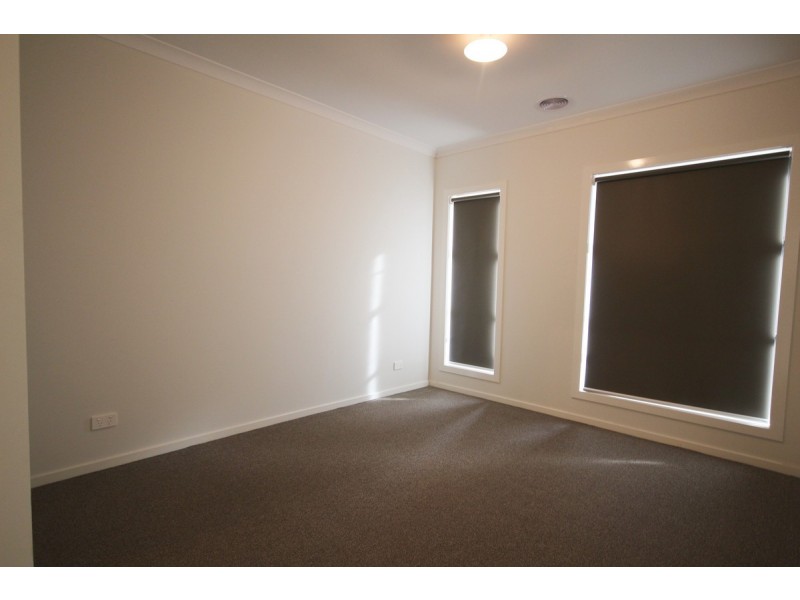 18 Hockley Avenue, Mickleham VIC 3064