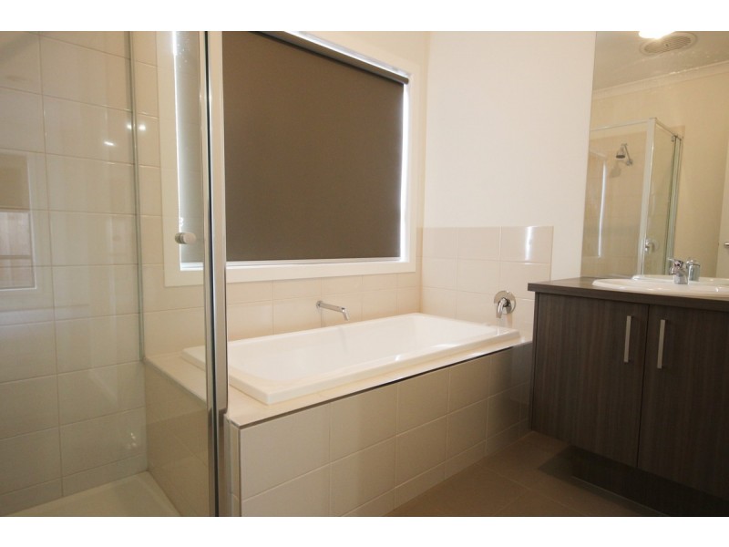 18 Hockley Avenue, Mickleham VIC 3064