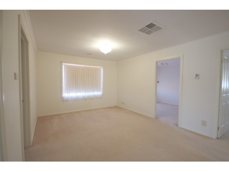 4 McNamara Avenue, Roxburgh Park VIC 3064