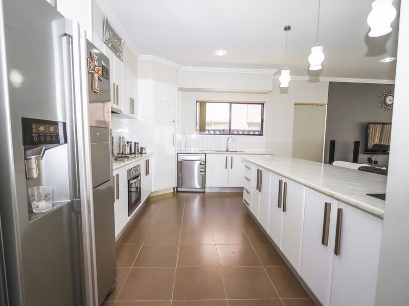 52 Coronet Avenue, Roxburgh Park VIC 3064