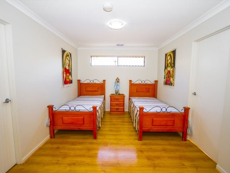 52 Coronet Avenue, Roxburgh Park VIC 3064