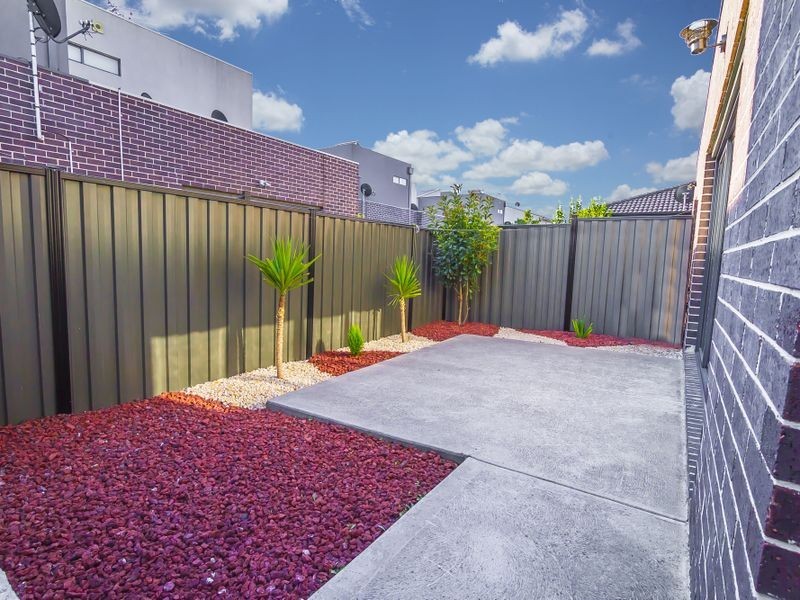 52 Coronet Avenue, Roxburgh Park VIC 3064