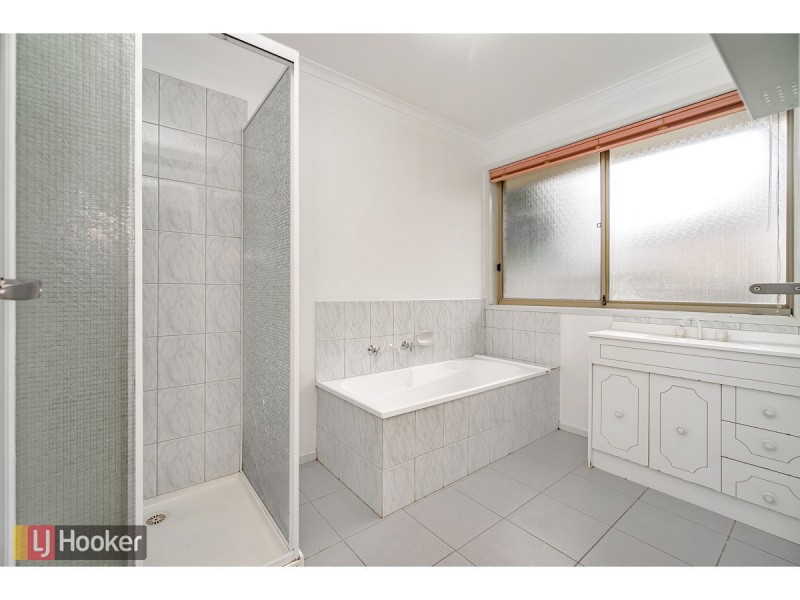 4 Pembroke Crescent, Craigieburn VIC 3064