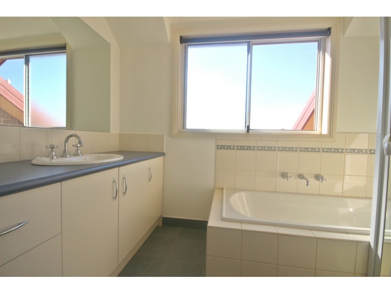 30 Garonne Circuit, Roxburgh Park VIC 3064