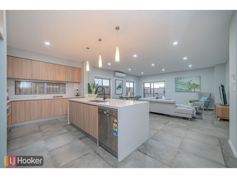 21 Roseneath Way, Mickleham VIC 3064