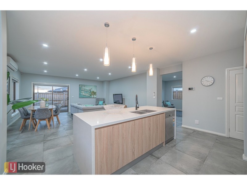 21 Roseneath Way, Mickleham VIC 3064