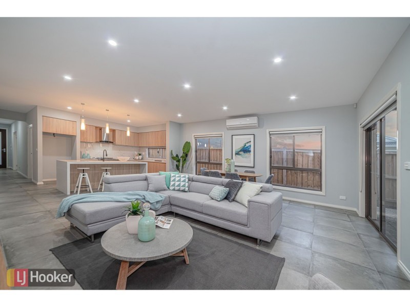 21 Roseneath Way, Mickleham VIC 3064